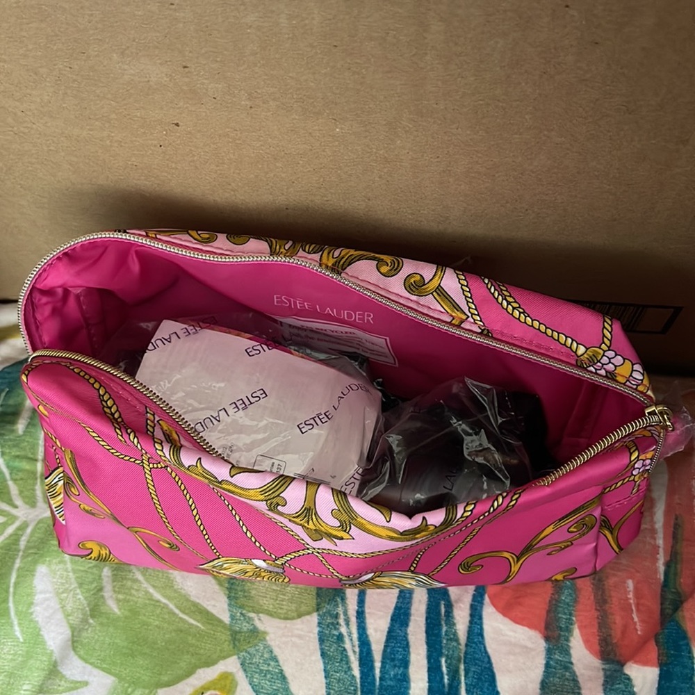 Estee Lauder Endurance Travel pouch Set - Picture 4 of 4